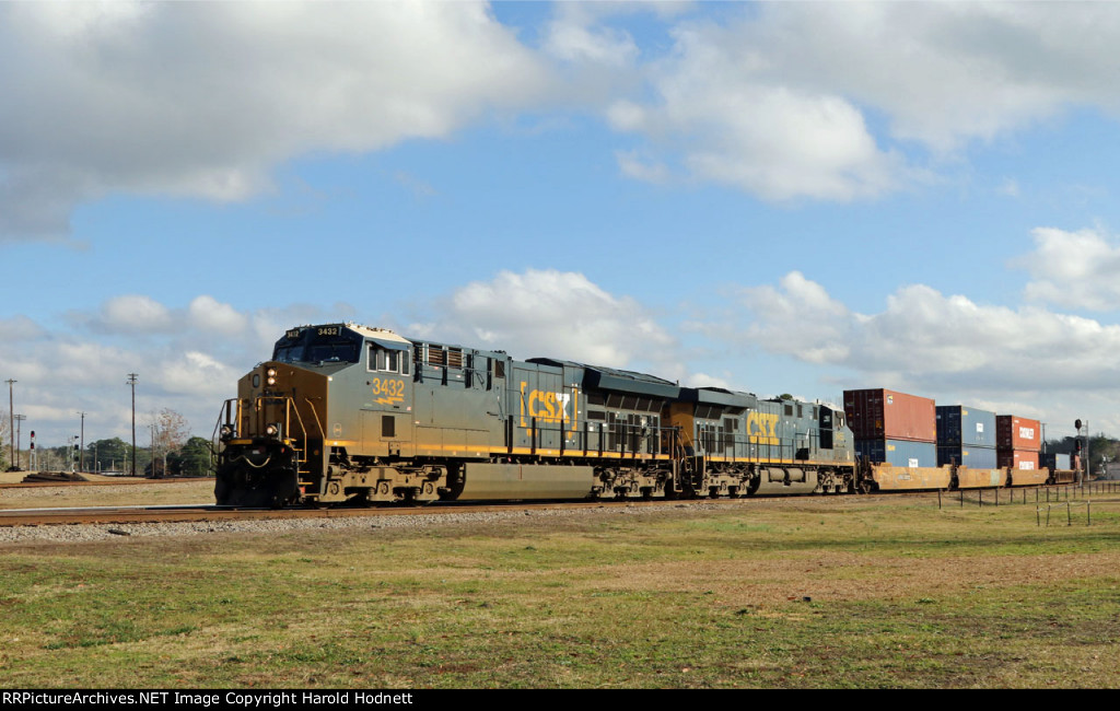 CSX 3432 leads train I038 northbound